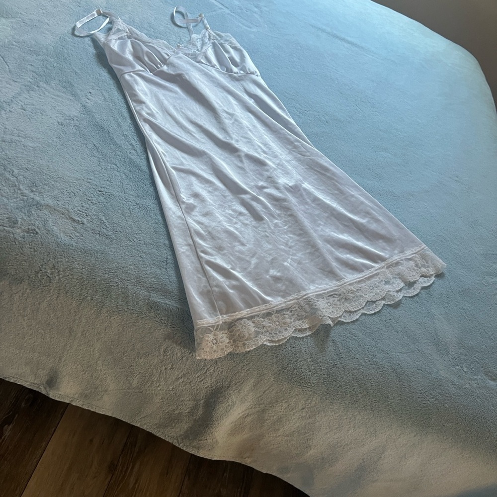 Vintage Elegant White Lace Trim Nightgown